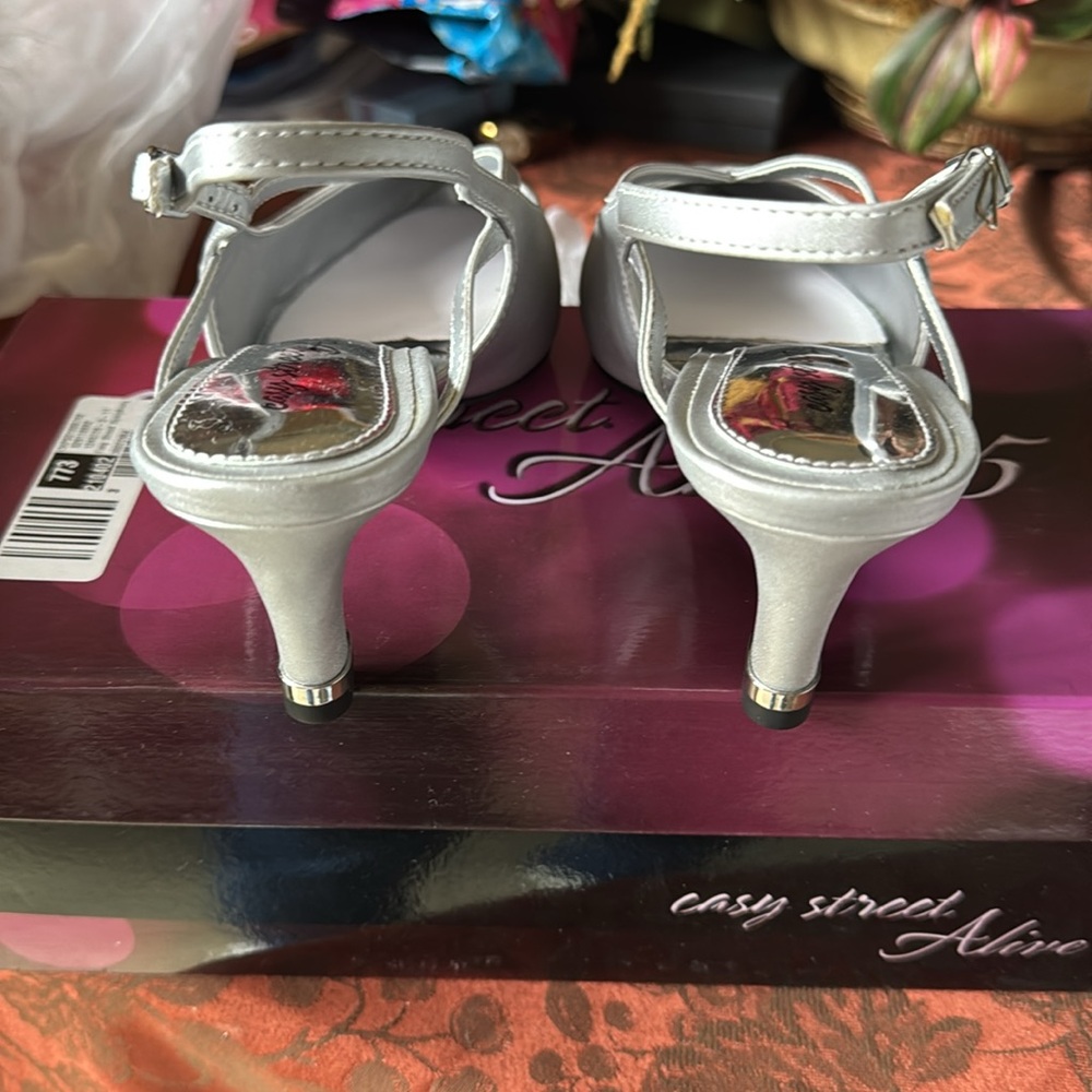 Elegant Silver Women's Slingback Shoes Never Worn Size 6W - Picture 11 of 12